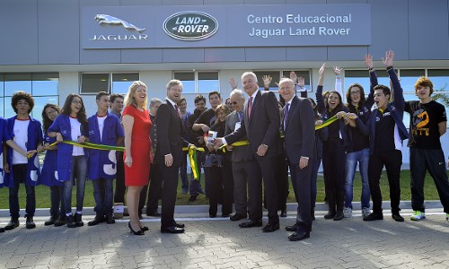 Mais de 400 estudantes de Itatiaia e região tiveram a oportunidade de conhecer a nova fábrica da Jaguar Land Rover